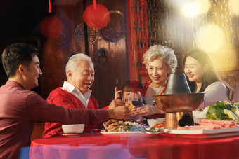 幸福的东方家庭过年举杯庆祝
