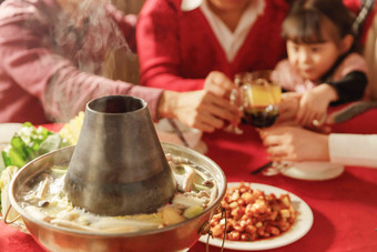 幸福的东方家庭过年举杯庆祝食物高清图片