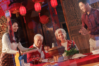 幸福东方家庭准备过年吃的团圆饭窗花高质量素材