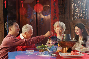 幸福东方家庭过年吃年夜饭母亲高端图片