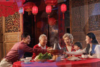 幸福的东方家庭过年吃团圆饭成年人氛围摄影图