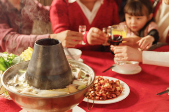 幸福的东方家庭过年举杯庆祝户内清晰素材