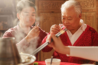 幸福父子吃年夜饭喝酒春节清晰照片