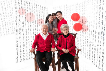 幸福的三代<strong>同堂</strong>庆贺新年