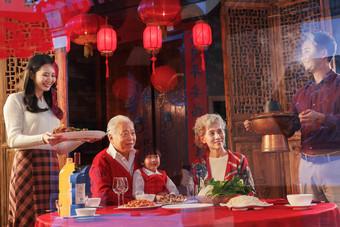 幸福东方家庭准备过年吃的团圆饭团圆饭高质量相片