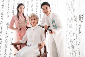 穿中式服装的复古家庭中式写实场景