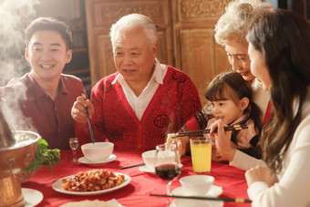 幸福东方家庭过年聚餐餐桌高清素材