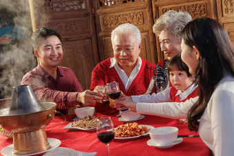 幸福的东方家庭过年举杯庆祝母亲高质量相片