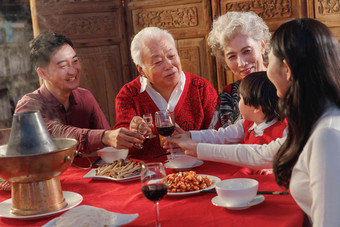 幸福的东方家庭过年举杯庆祝干杯图片