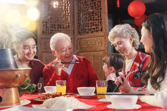 幸福东方家庭过年聚餐坐着图片