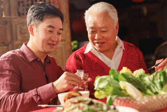 幸福父子吃年夜饭<strong>喝酒</strong>户内写实摄影