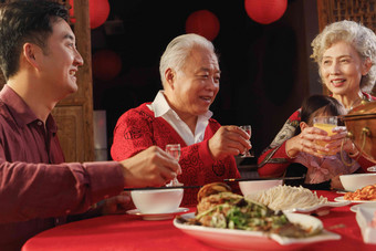 幸福东方家庭过年聚餐中国图片