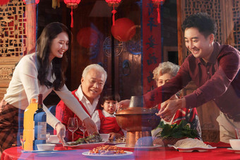 幸福东方家庭准备过年吃的团圆饭成年人清晰相片