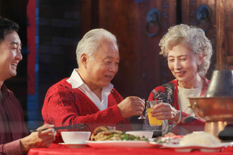 幸福老年夫妇干杯庆祝户内清晰相片