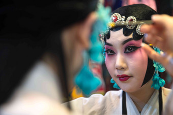京剧女演员戏曲表演梳妆用品高清图片
