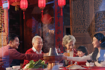 幸福的东方家庭过年吃团圆饭