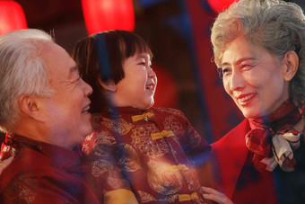 快乐的祖父母抱着孙子中国人摄影图
