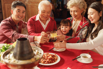 幸福的东方家庭过年举杯庆祝祖父母清晰镜头