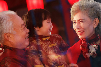 快乐的祖父母抱着孙子东方人高清镜头