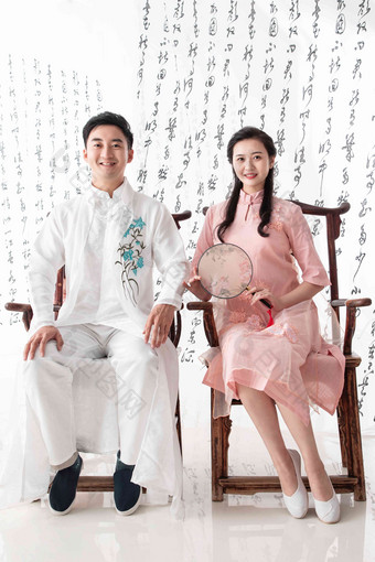 穿中式服装的青年夫妇