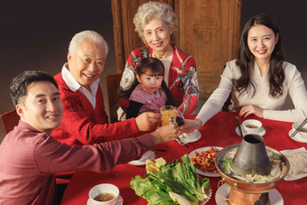 幸福的东方家庭过年举杯庆祝年夜饭氛围摄影