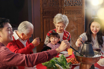 幸福东方家庭过年<strong>聚餐</strong>新年氛围图片