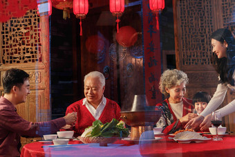 幸福的东方家庭过年吃团圆饭饮料写实摄影图