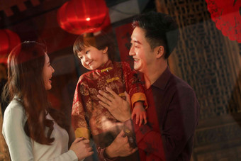 幸福的一家三口欢度新年中国人氛围摄影