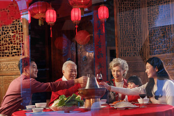 幸福的东方家庭过年吃团圆饭祖父母高端影相