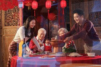幸福的东方家庭准备过年吃团圆饭