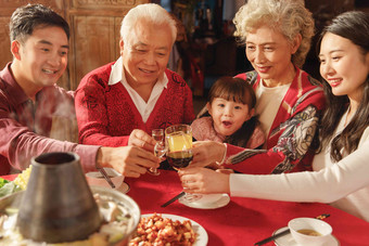 幸福的东方家庭<strong>过年</strong>举杯庆祝火锅氛围摄影图