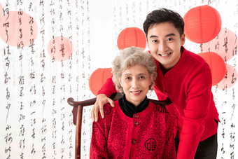 幸福母子庆祝<strong>新年</strong>红色写实摄影