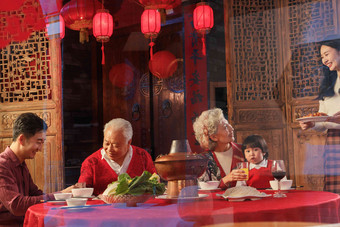 幸福的东方<strong>家庭</strong>准备过年吃团圆饭