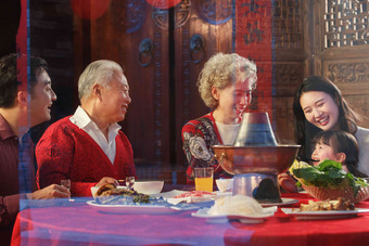 幸福东方家庭过年聚餐室内清晰场景