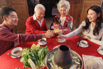 幸福的东方家庭过年举杯庆祝传统节日素材