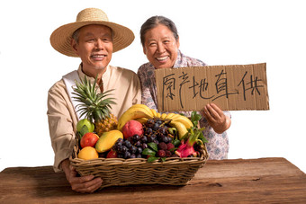 农民夫妇出示自家水果水平构图写实场景