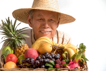 老农民出示自家水果生活方式高端镜头