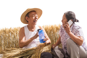 老年夫妇麦田通讯生活方式新农村拍摄