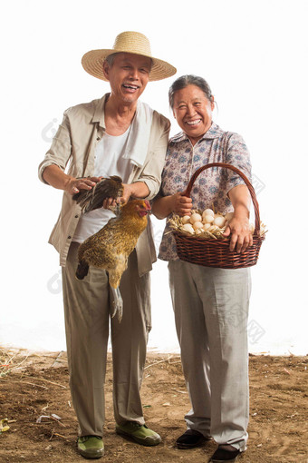 农民夫妇拿着家禽和鸡蛋