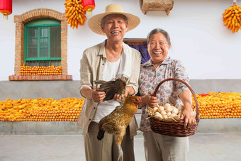 农民夫妇在农家院彩色图片氛围图片