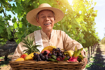 老农民出示自家水果成年人清晰图片