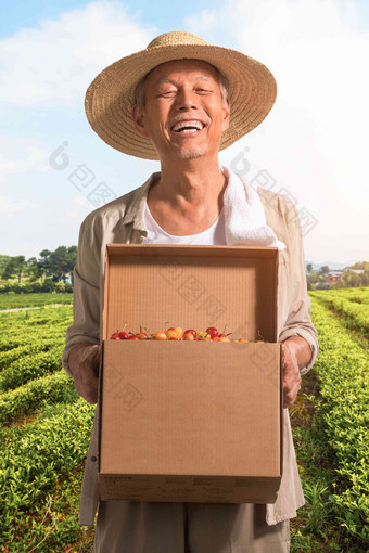 老农民出示自家水果有机食品清晰摄影图