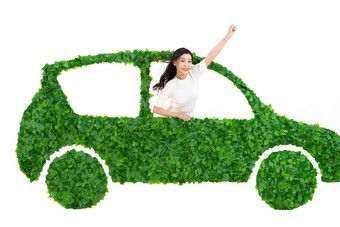 青年商务女士驾驶绿色环保汽车出行