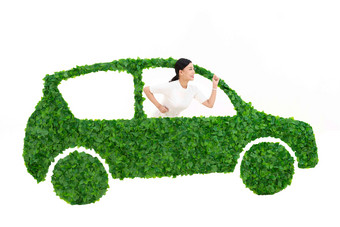 青年商务女士驾驶绿色环保汽车出行环保氛围摄影