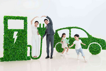 快乐家庭充电绿色出行电源和谐高清图片