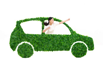 青年商务女士驾驶绿色环保汽车出行绿色出行写实摄影图