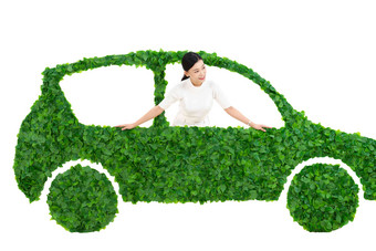 青年商务女士驾驶绿色环保汽车出行绿色出行高清素材
