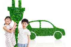 快乐的东方儿童给新能源汽车充电