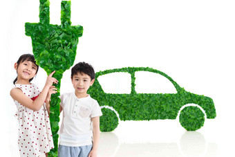 快乐的东方儿童给新能源汽车充电自然高质量素材