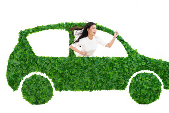 青年商务女士驾驶绿色环保汽车出行自驾游高清摄影图